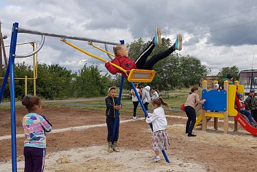В Донецком открыта детская площадка